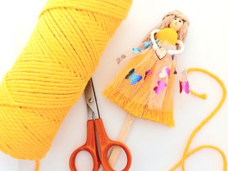 Makramé panenka Lenka s motýlky - zápich