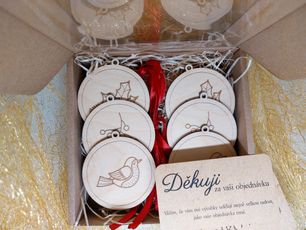 Sada dřevěných ozdob v dárkové krabici - ptáček