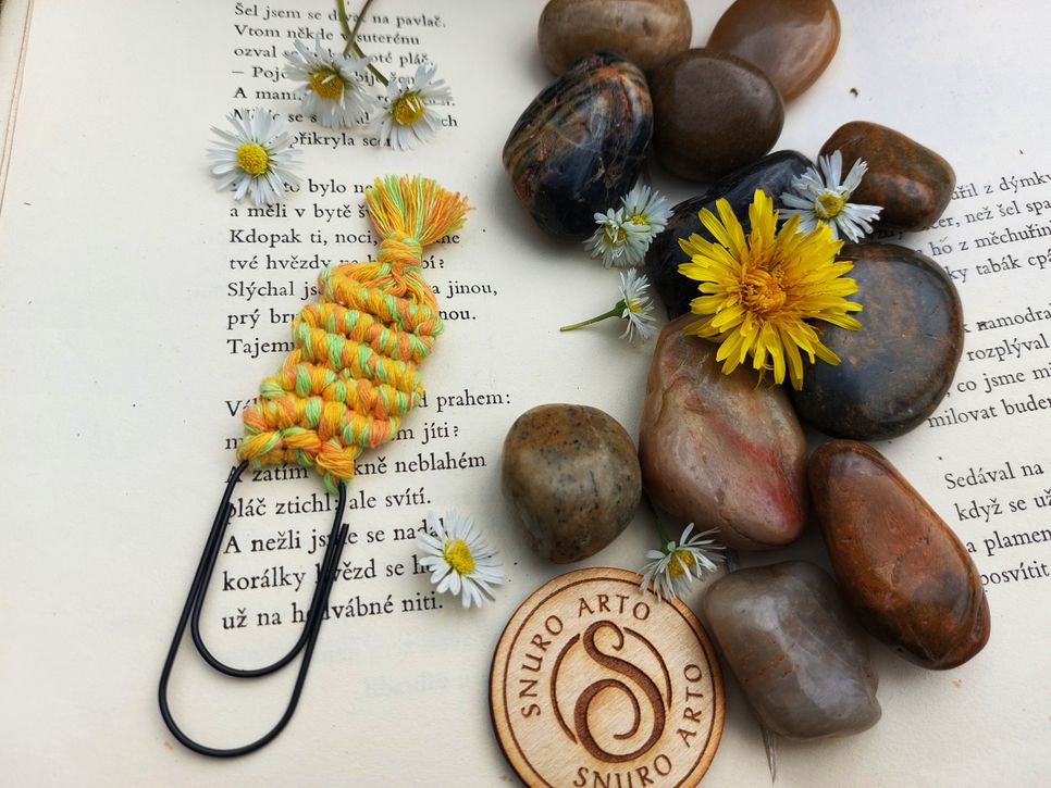 Žlutá žíhaná řady