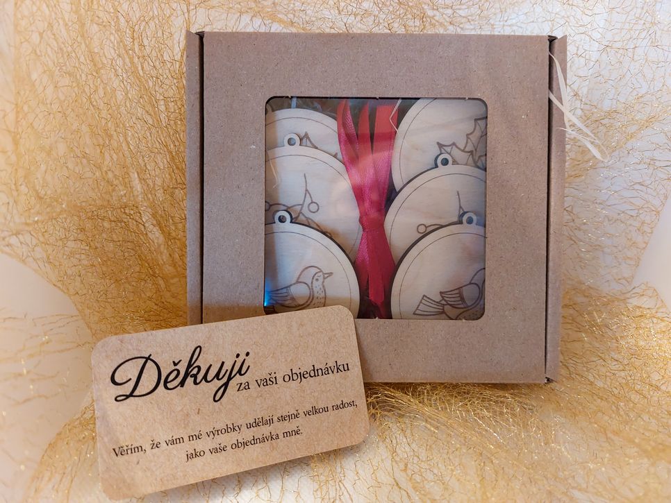 Sada dřevěných ozdob v dárkové krabici - ptáček
