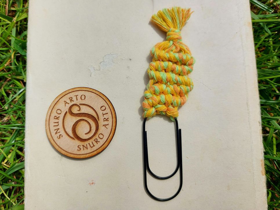 Žlutá žíhaná řady