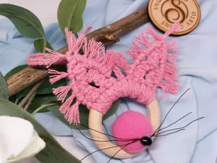 Makramé růžový ušák s fousky a čumáčkem