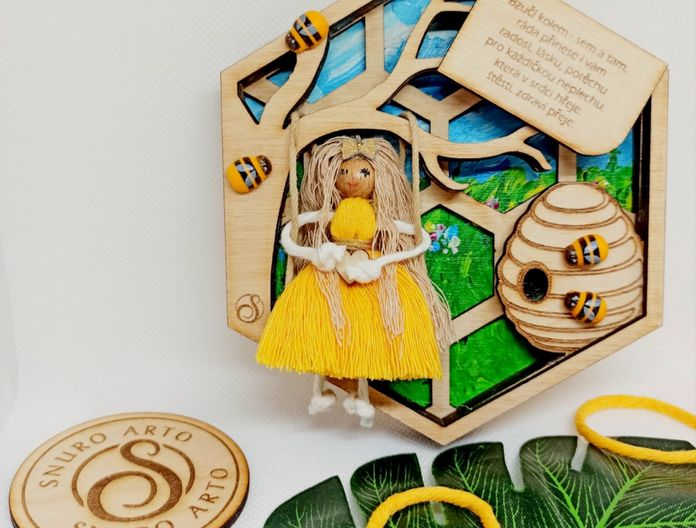 Včelí úl s makramé panenkou