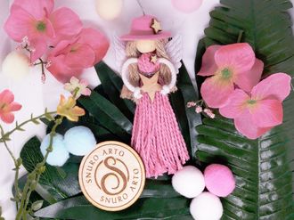 Makramé andělka Raina s duhovými křídly