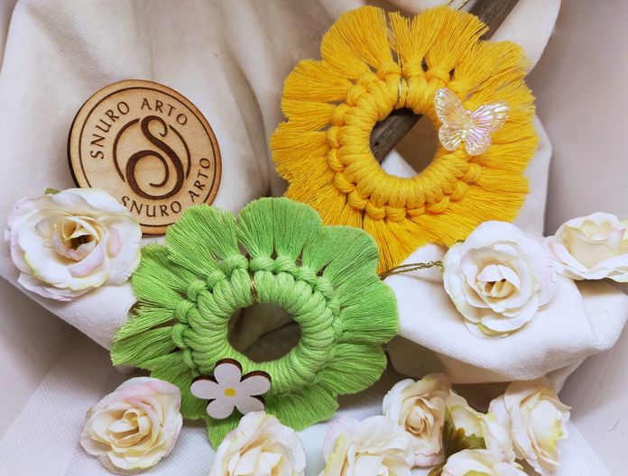 Makramé závěsná květina krásenka